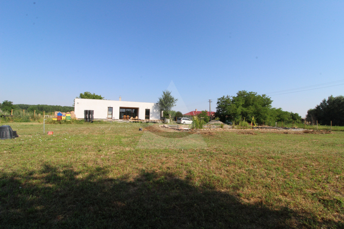 Novostavba rodinného domu s veľkou záhradou a jazierkom pri Kolárove