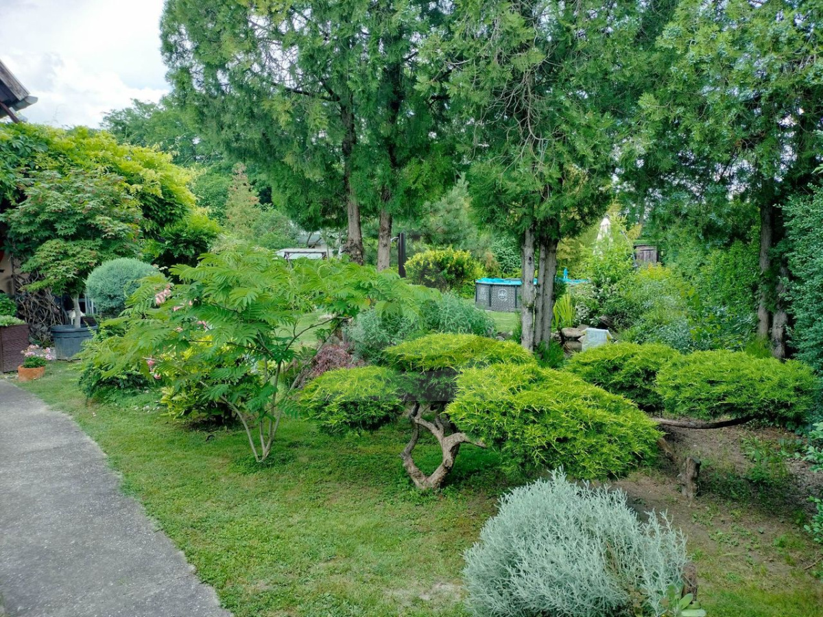 Rekreačná chata s krásnou záhradou a bazénom v Novej Stráži