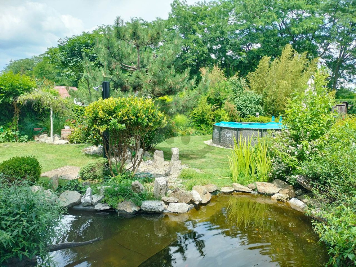 Rekreačná chata s krásnou záhradou a bazénom v Novej Stráži