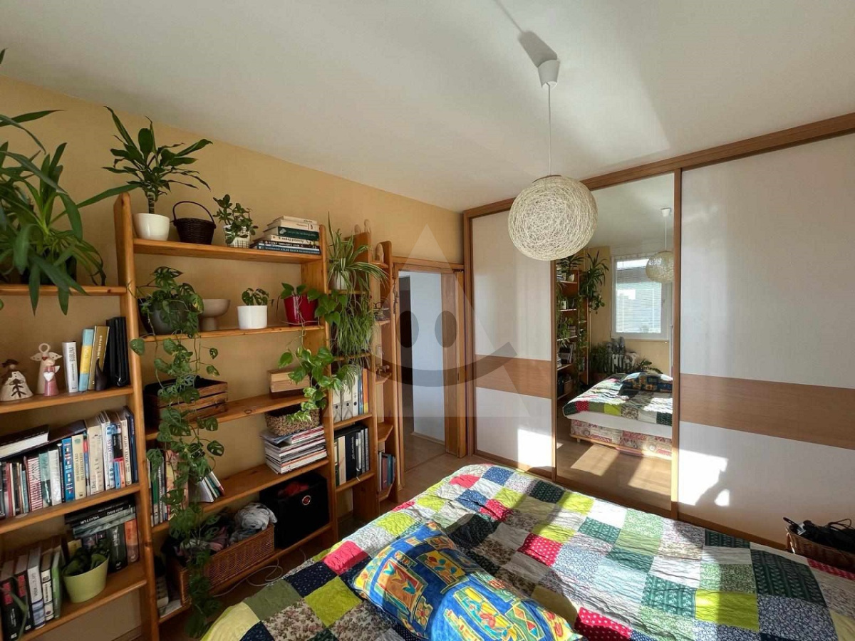 Na predaj kompletne prerobený 4 izbový byt s loggiou v Komárne