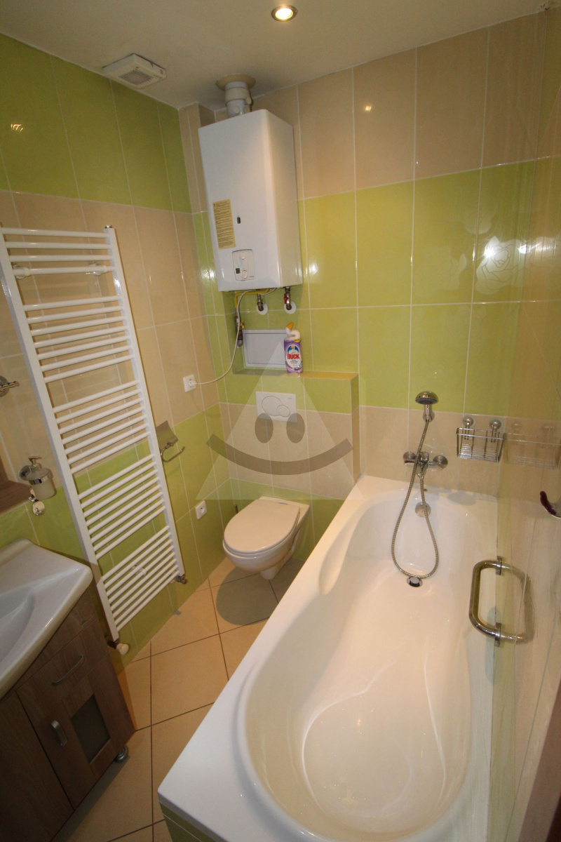 Na prenájom 2-izbový byt s vlastným kúrením a parkovaním v centre mesta Komárno