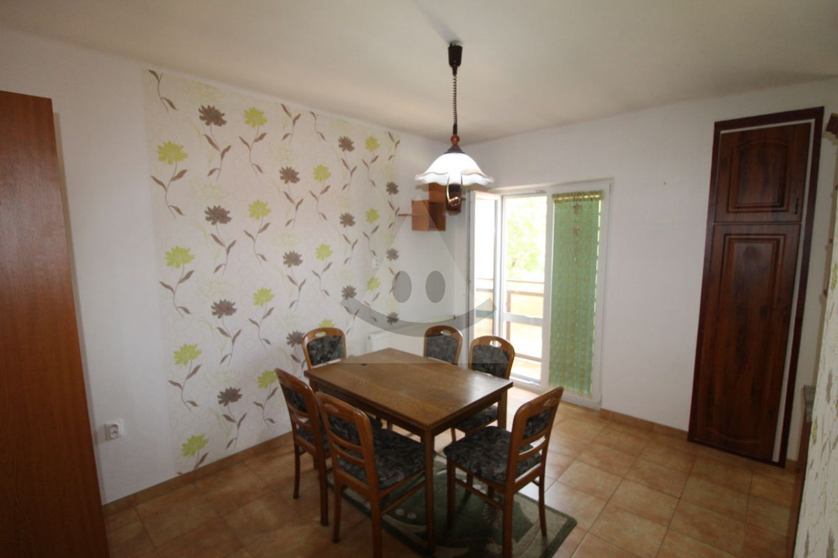 Na prenájom 2-izbový byt s vlastným kúrením a parkovaním v centre mesta Komárno