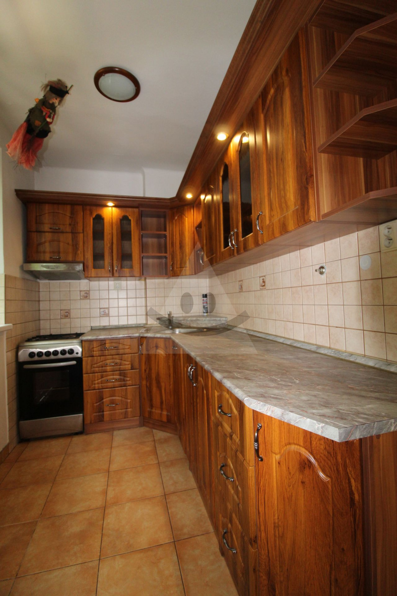 Na prenájom 2-izbový byt s vlastným kúrením a parkovaním v centre mesta Komárno