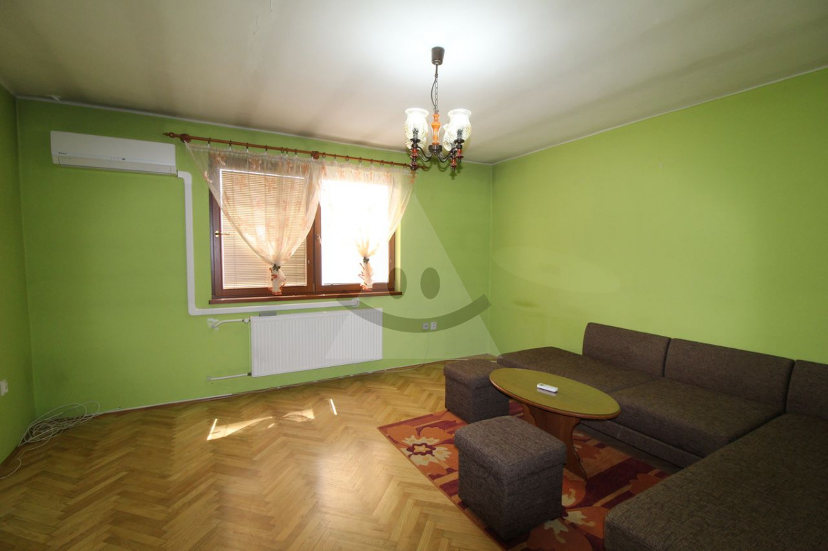 Na prenájom 2-izbový byt s vlastným kúrením a parkovaním v centre mesta Komárno