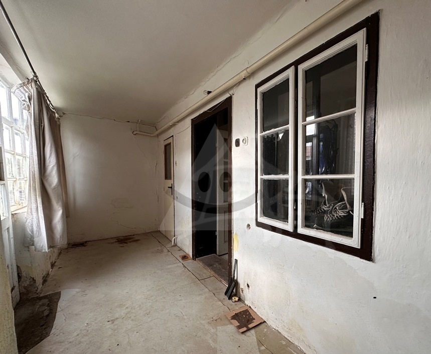 Na predaj starší rodinný dom s veľkým pozemkom v tichej obci Kava