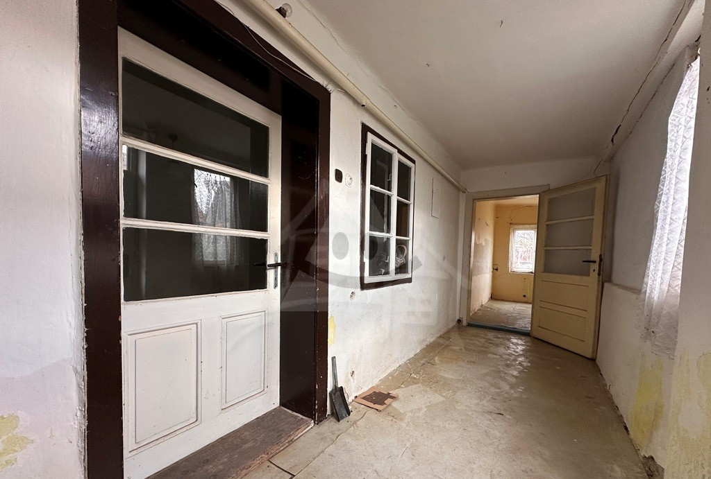 Na predaj starší rodinný dom s veľkým pozemkom v tichej obci Kava