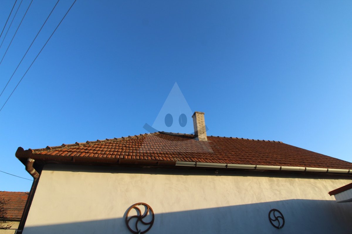 Na predaj starší rodinný dom s veľkým pozemkom v tichej obci Kava