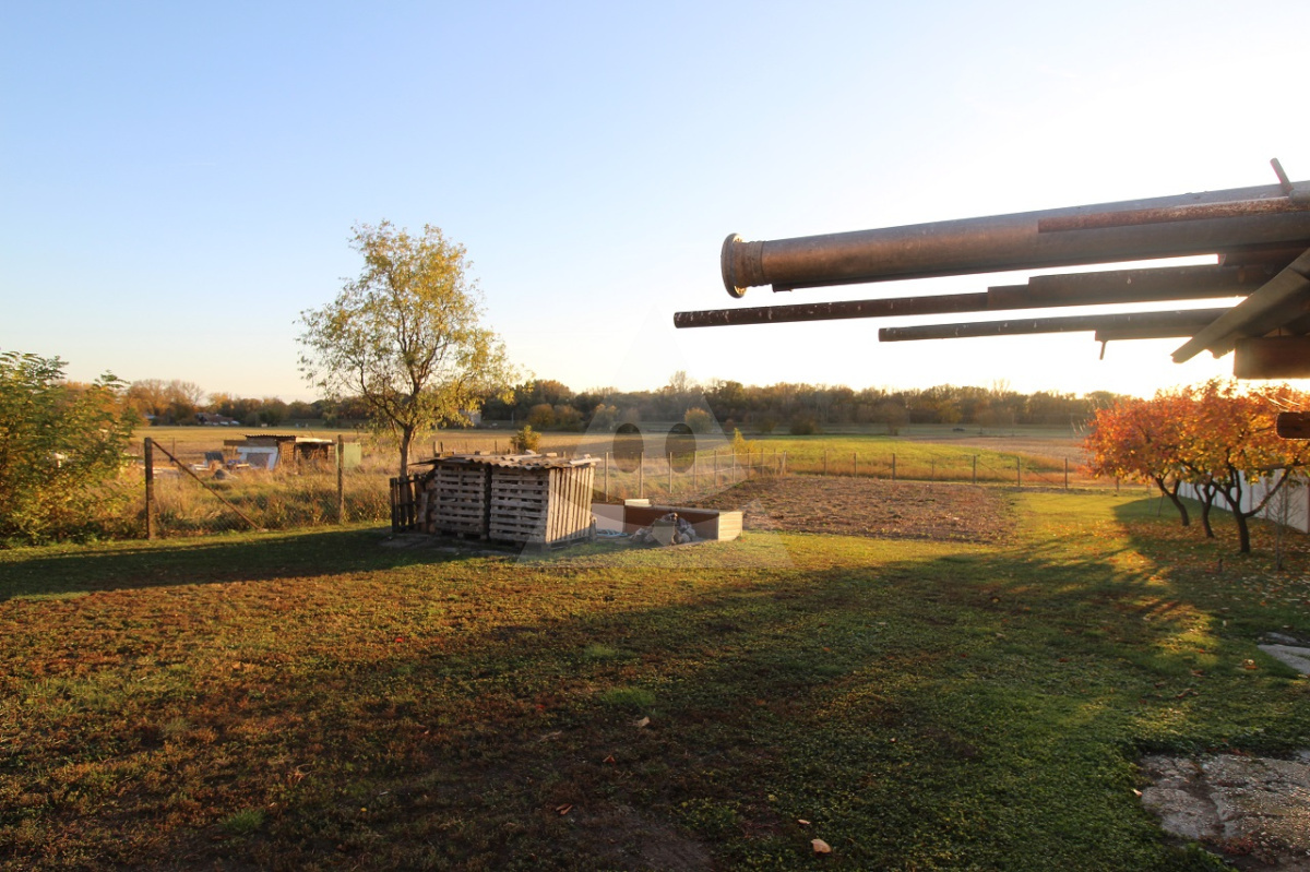 Na predaj starší rodinný dom s veľkým pozemkom v tichej obci Kava