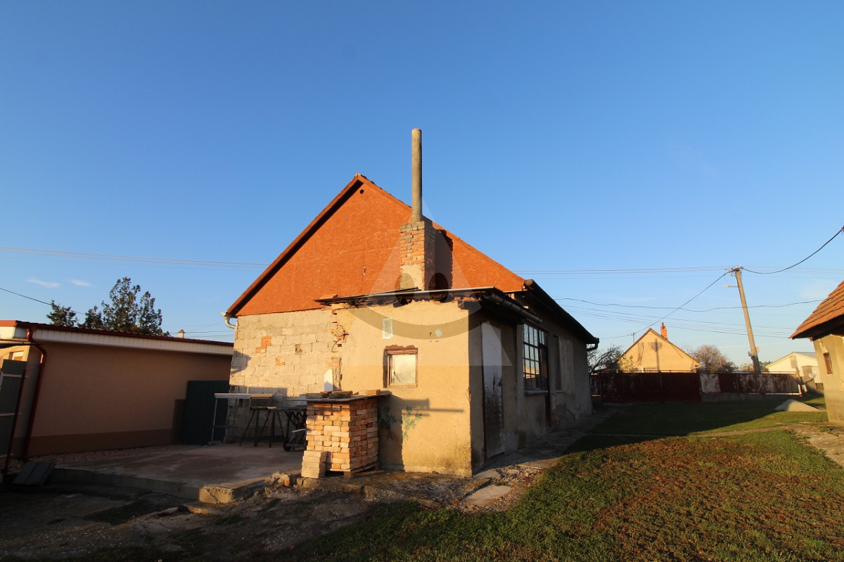 Na predaj starší rodinný dom s veľkým pozemkom v tichej obci Kava