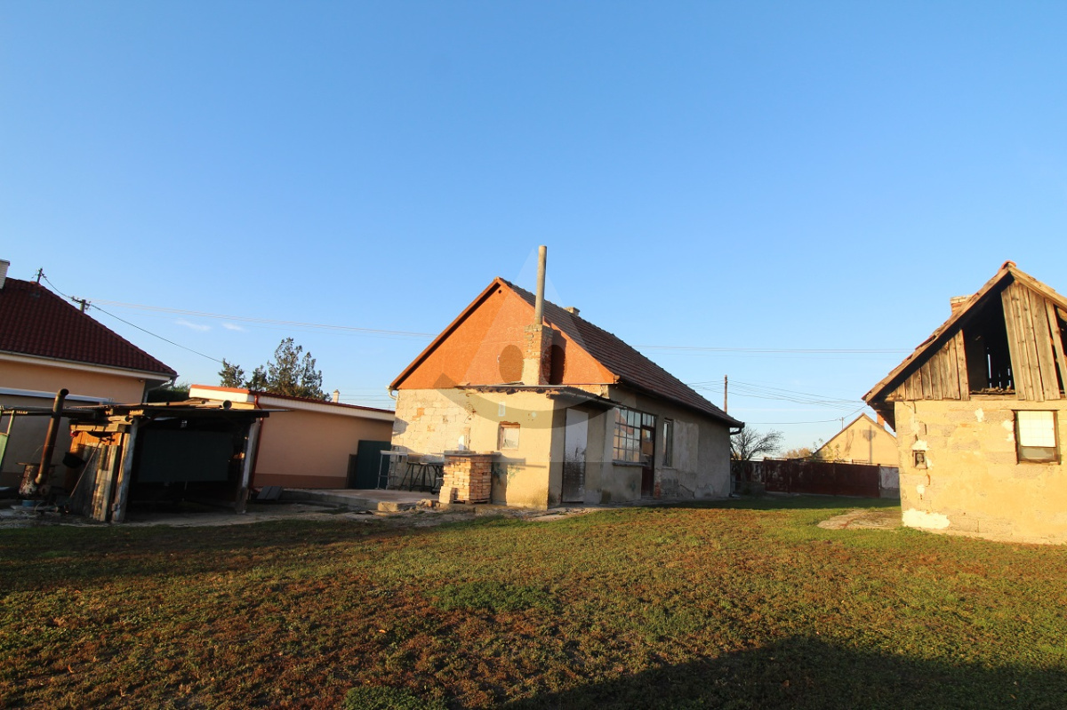 Na predaj starší rodinný dom s veľkým pozemkom v tichej obci Kava