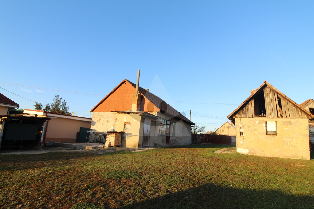 Na predaj starší rodinný dom s veľkým pozemkom v tichej obci Kava