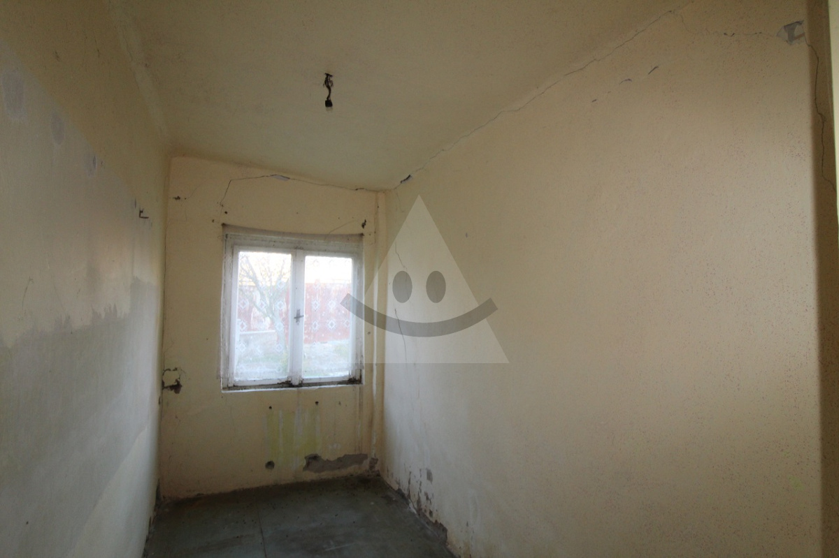 Na predaj starší rodinný dom s veľkým pozemkom v tichej obci Kava