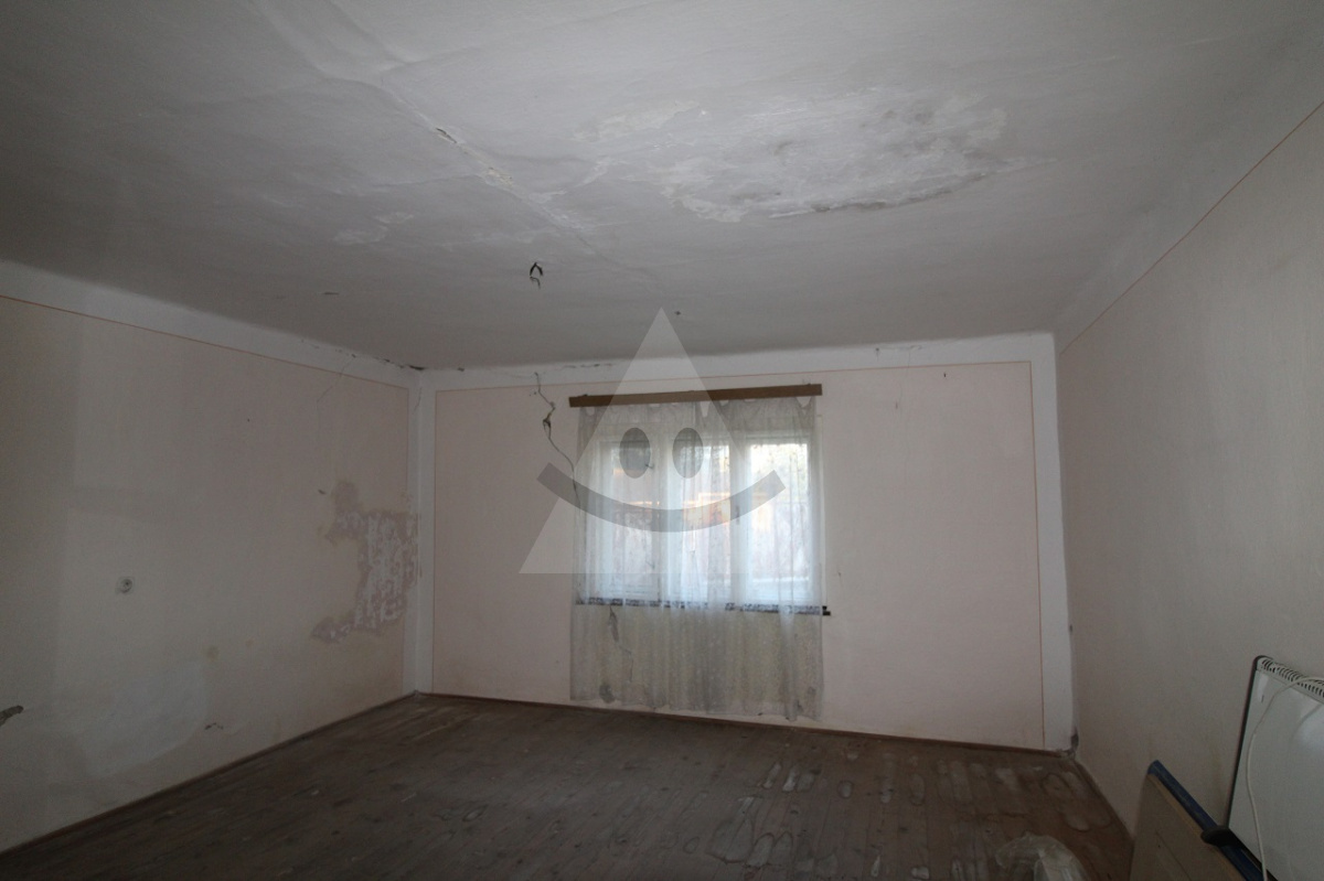 Na predaj starší rodinný dom s veľkým pozemkom v tichej obci Kava