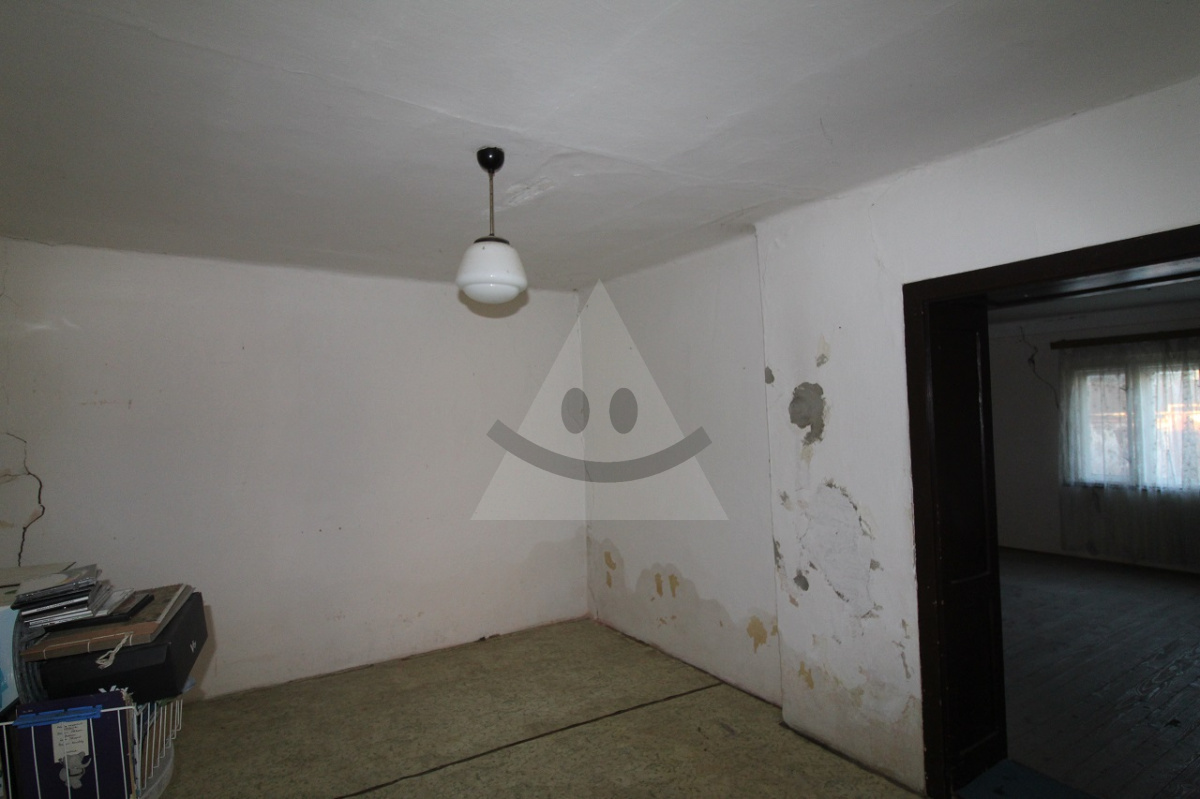 Na predaj starší rodinný dom s veľkým pozemkom v tichej obci Kava