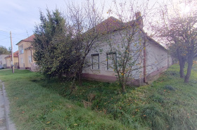 Starší rodinný dom na predaj v tichej lokalite v Kolárove