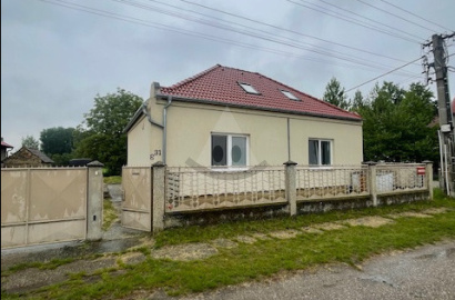 Exkluzívna ponuka: Zrekonštruovaný podkrovný rodinný dom v centre obce Chotín