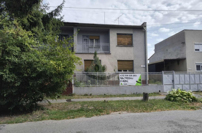 Priestranný poschodový rodinný dom priamo v centre Kolárova na predaj – výnimočná investičná príležitosť!