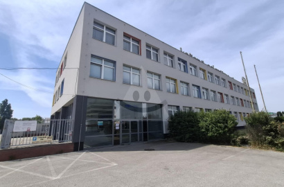 Trojposchodová budova s veľkým komerčným potenciálom v Komárne na prenájom
