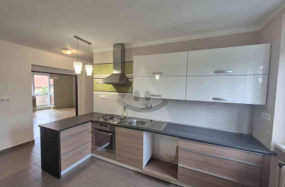 Self-contained 3-room apartment with a garage on Kapitánová Street in the center of Komárno