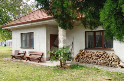 Rodinný dom for rent, Trávnik