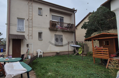 Na predaj dvojgeneračný rodinný dom v obci Búč