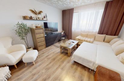 Priestranný rekonštruovaný 2 izbový byt s loggiou v Kolárove na predaj