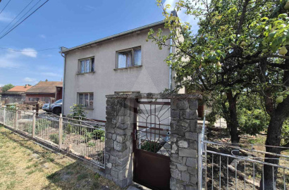 Priestranný 4-izbový rodinný dom s veľkou vedľajšou budovou v Gabčíkove